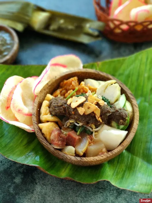 Rujak Cingur Mentawai di Jalan Braga Bandung